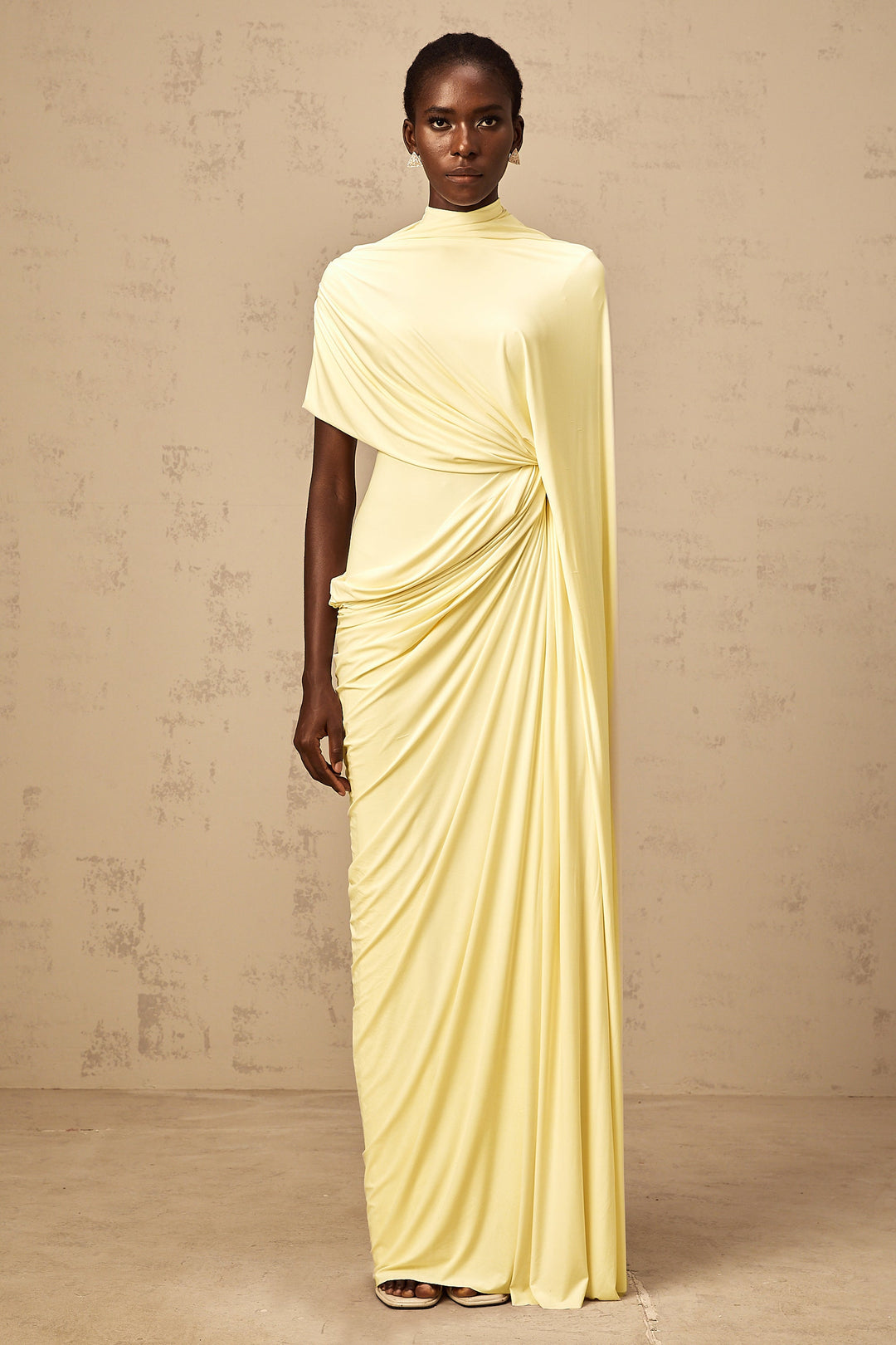 Elegante Abito Lungo Cappa Asimmetrica Drappeggiata