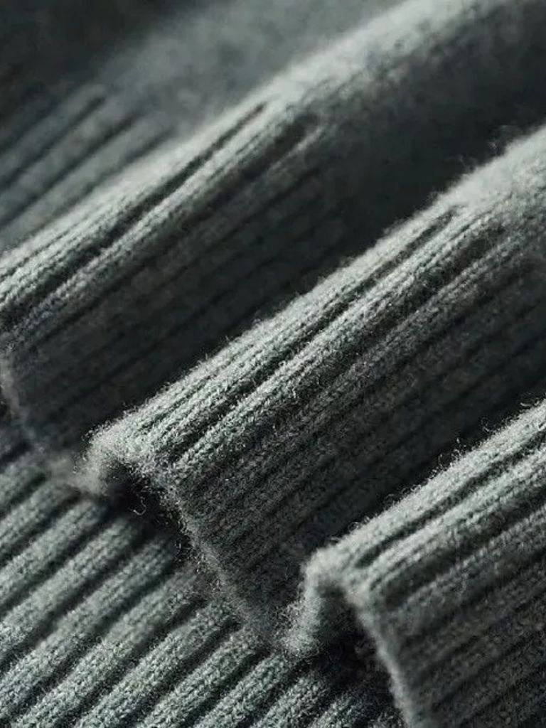 maglia a collo alto in tessuto morbido