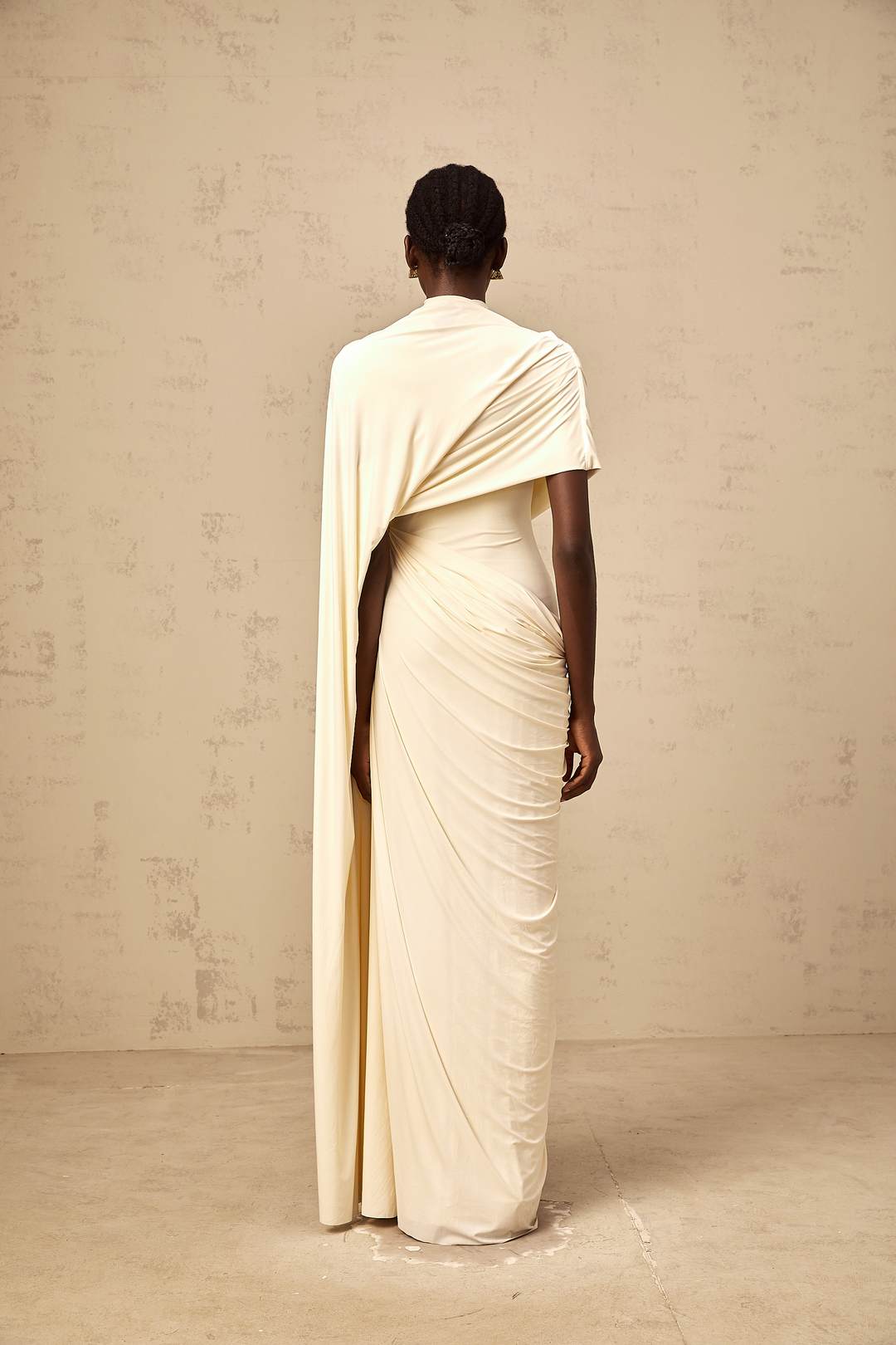 Elegante Abito Lungo Cappa Asimmetrica Drappeggiata