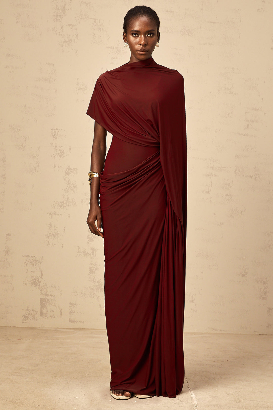 Elegante Abito Lungo Cappa Asimmetrica Drappeggiata