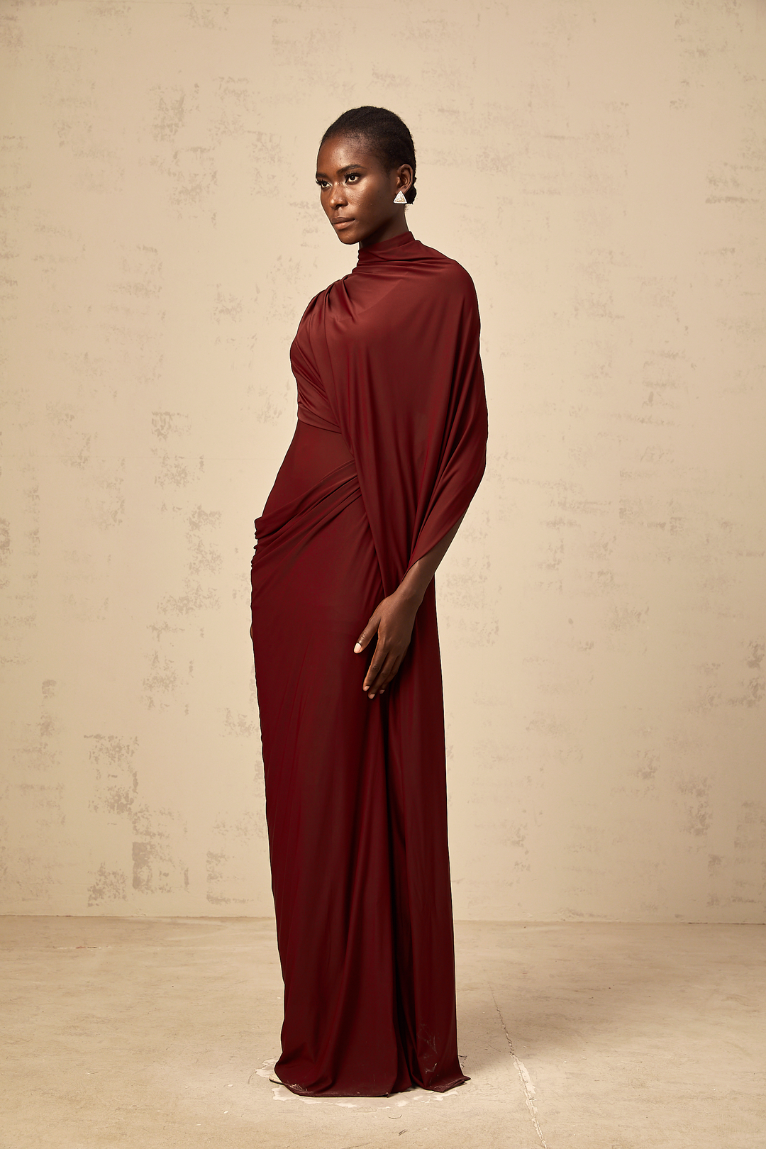Elegante Abito Lungo Cappa Asimmetrica Drappeggiata
