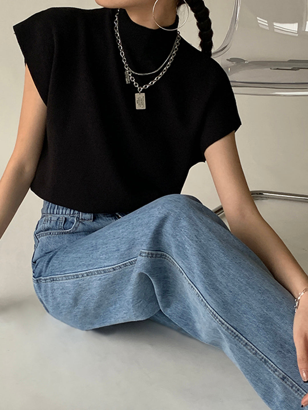 Una maglietta alla moda con scollo incrociato e vita aderente, dal taglio slim