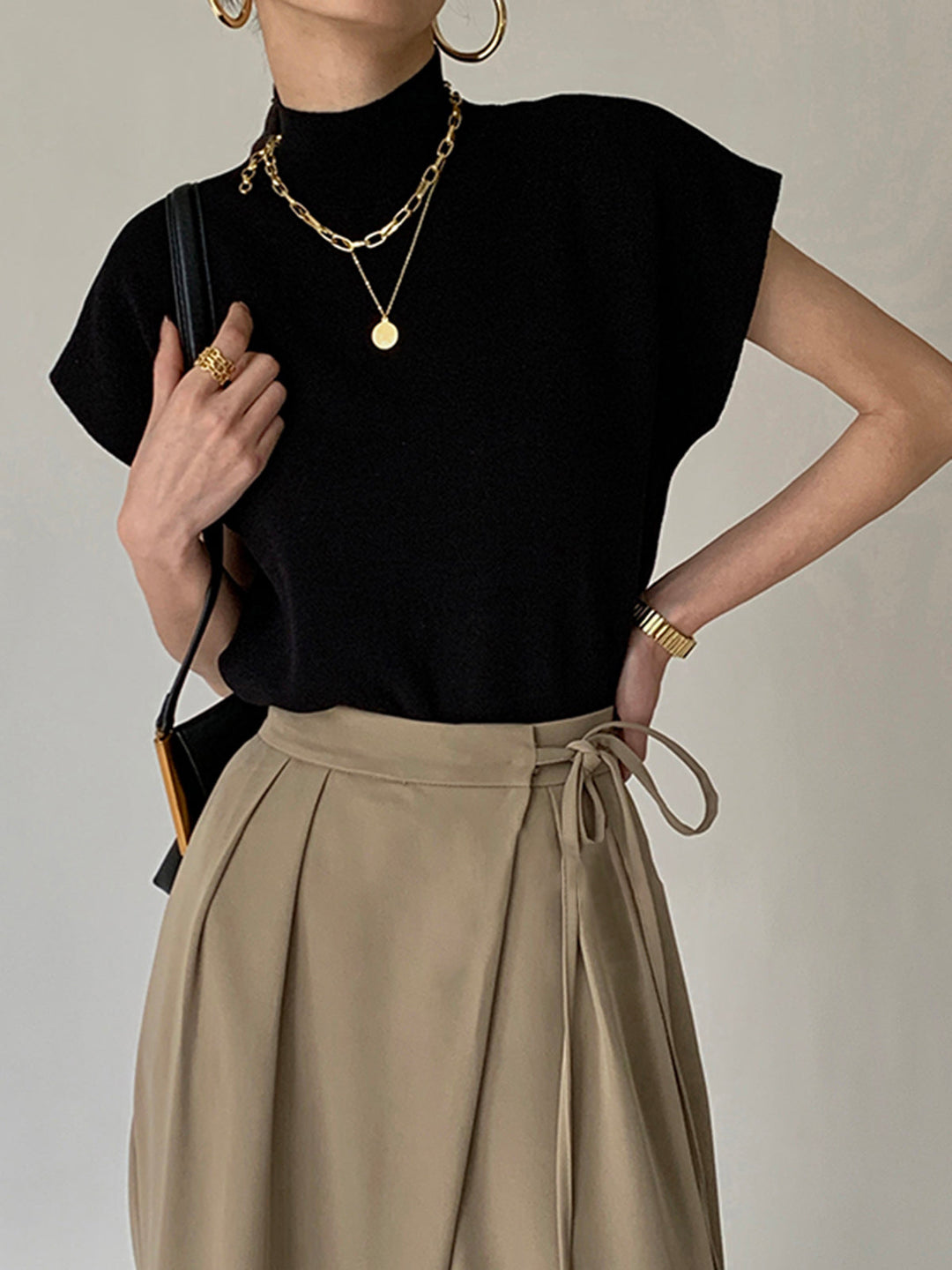 Una maglietta alla moda con scollo incrociato e vita aderente, dal taglio slim