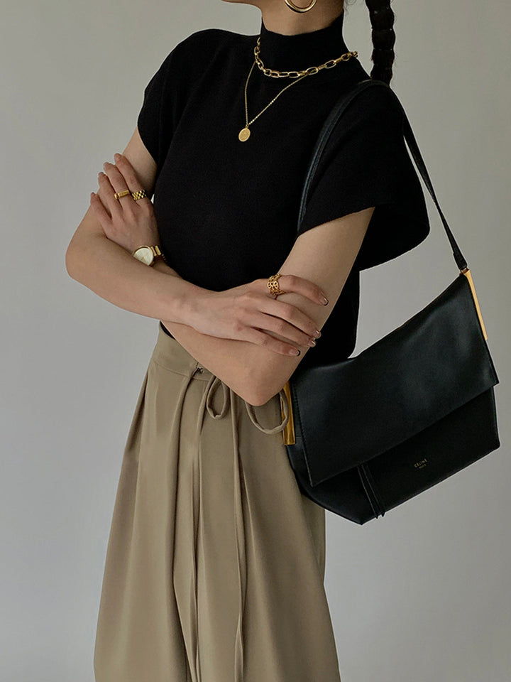 Una maglietta alla moda con scollo incrociato e vita aderente, dal taglio slim