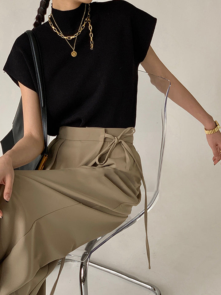 Una maglietta alla moda con scollo incrociato e vita aderente, dal taglio slim
