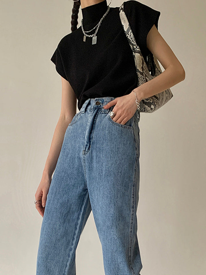 Una maglietta alla moda con scollo incrociato e vita aderente, dal taglio slim