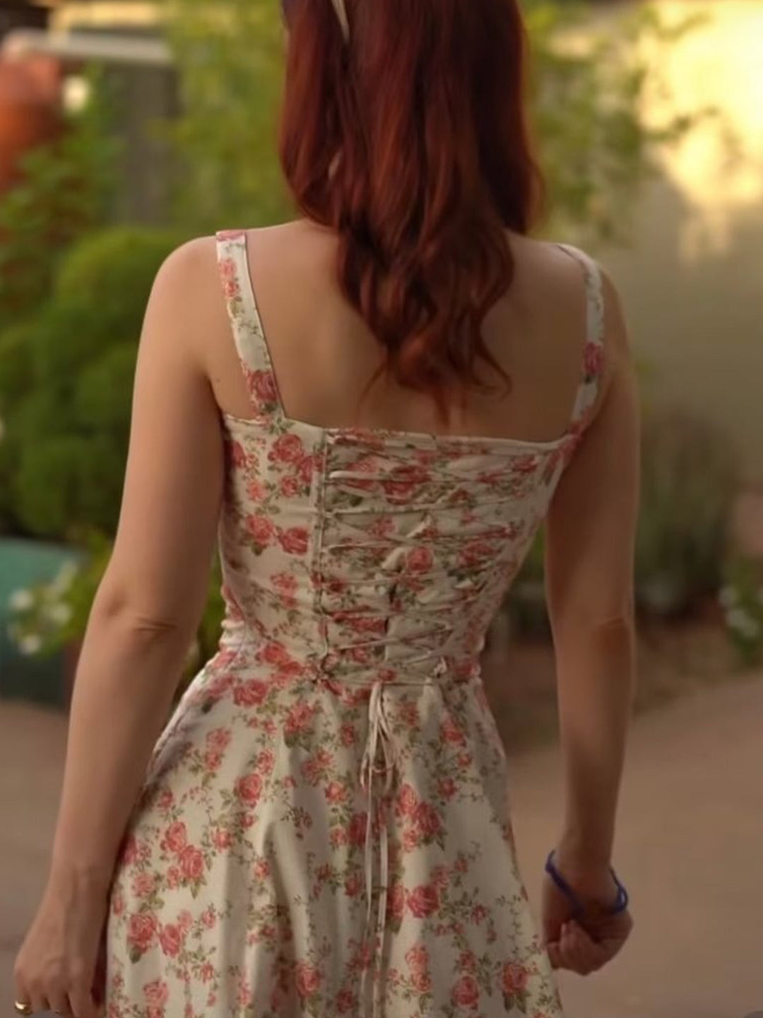 Elegante abito midi estivo con motivo floreale a boccioli di rosa
