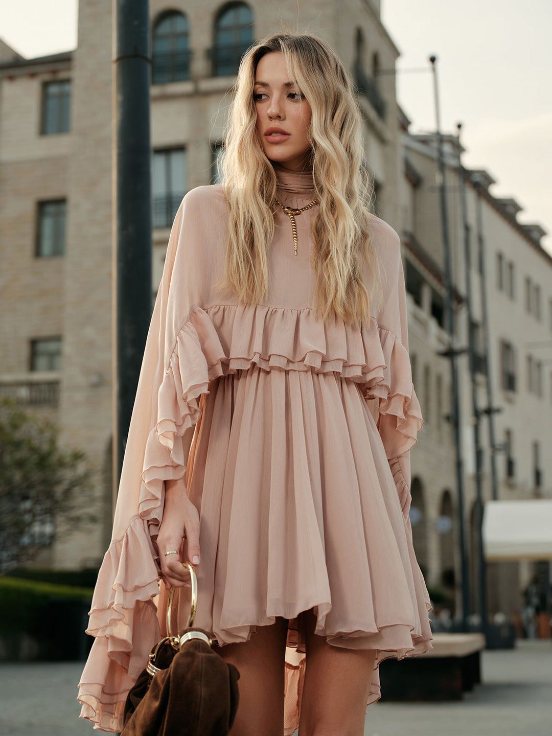 Abito lussuoso chiffon con mantella