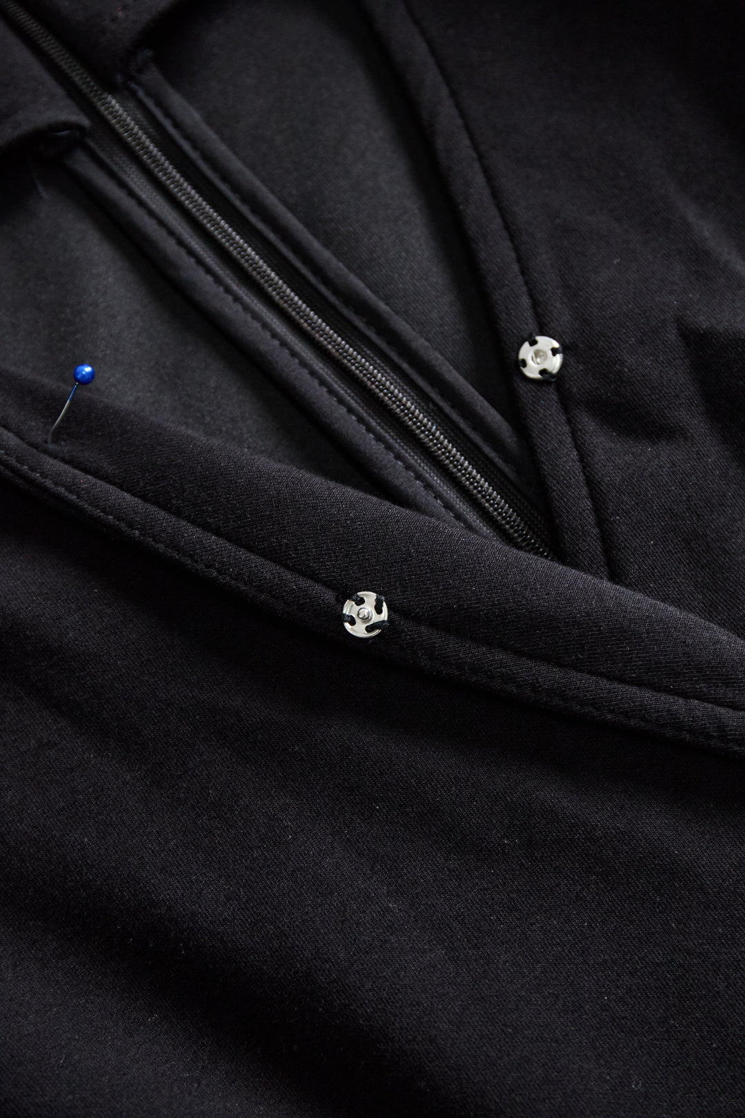 Gabriella - Abito midi da donna con spacco e bottoni bordeaux