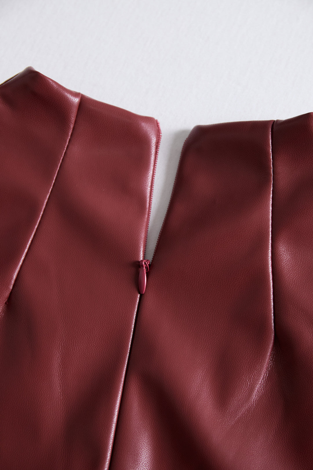 Lia  - Abito aderente da donna nero con scollo a V e maniche lunghe