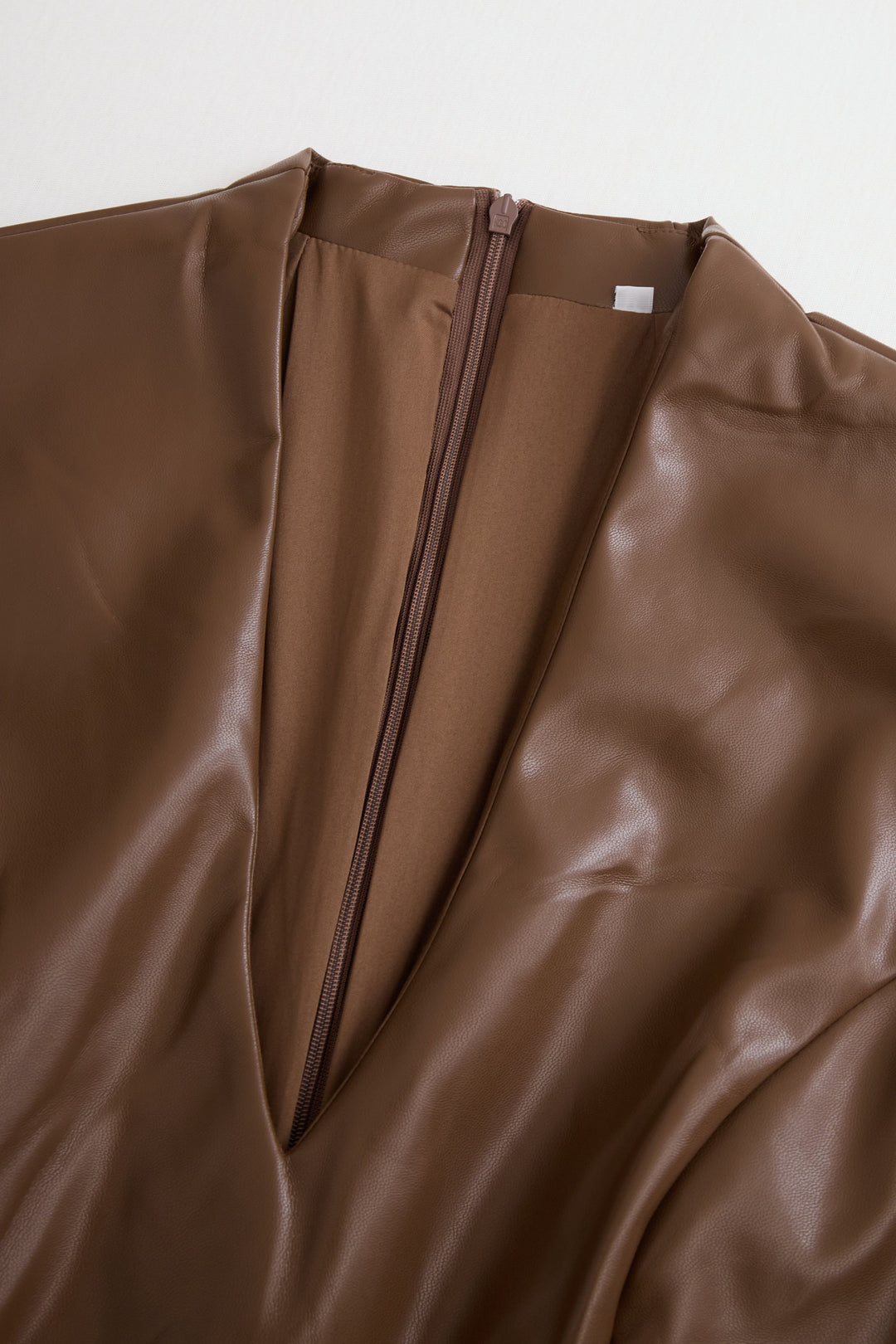 Lia  - Abito aderente da donna nero con scollo a V e maniche lunghe