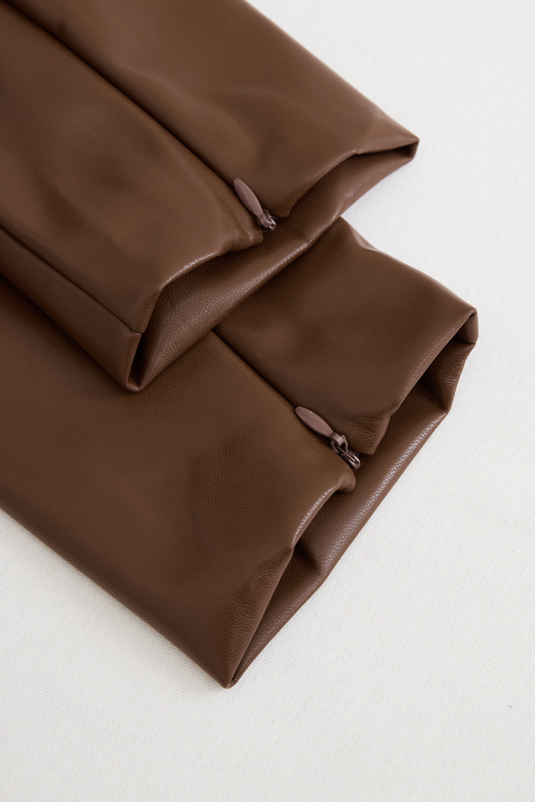 Lia  - Abito aderente da donna nero con scollo a V e maniche lunghe