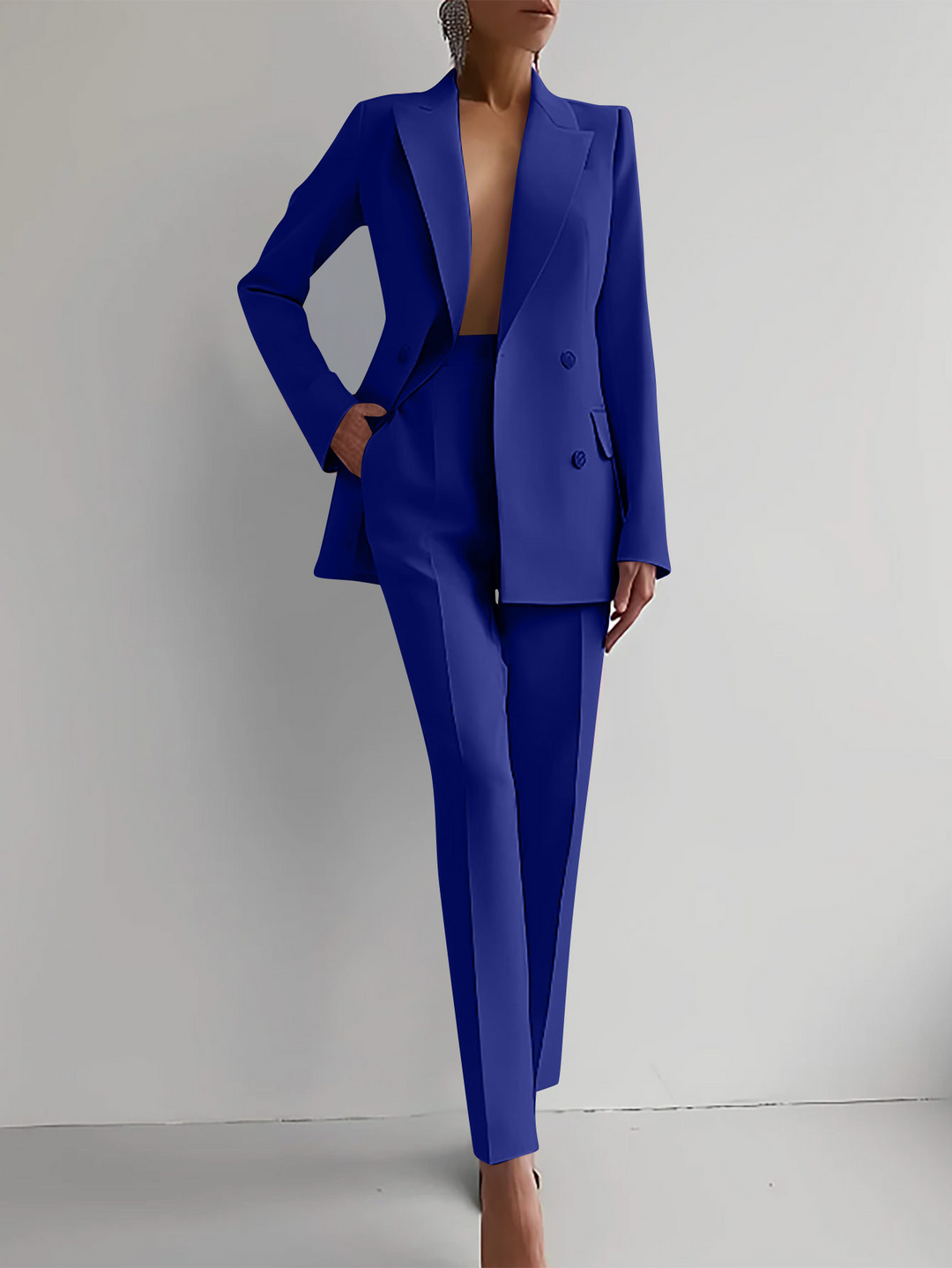 Donna Suit in Tessuto Fluido per l’Autunno