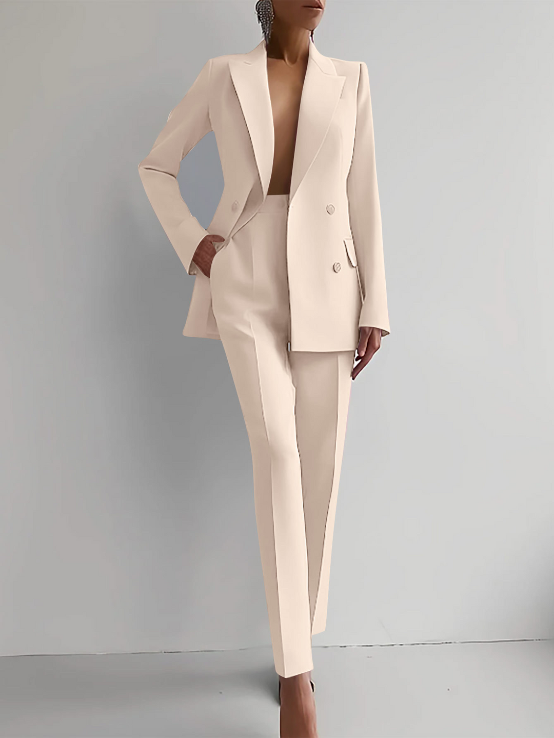 Donna Suit in Tessuto Fluido per l’Autunno