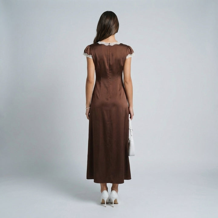 Abito lungo in raso marrone con scollo a V e pizzo