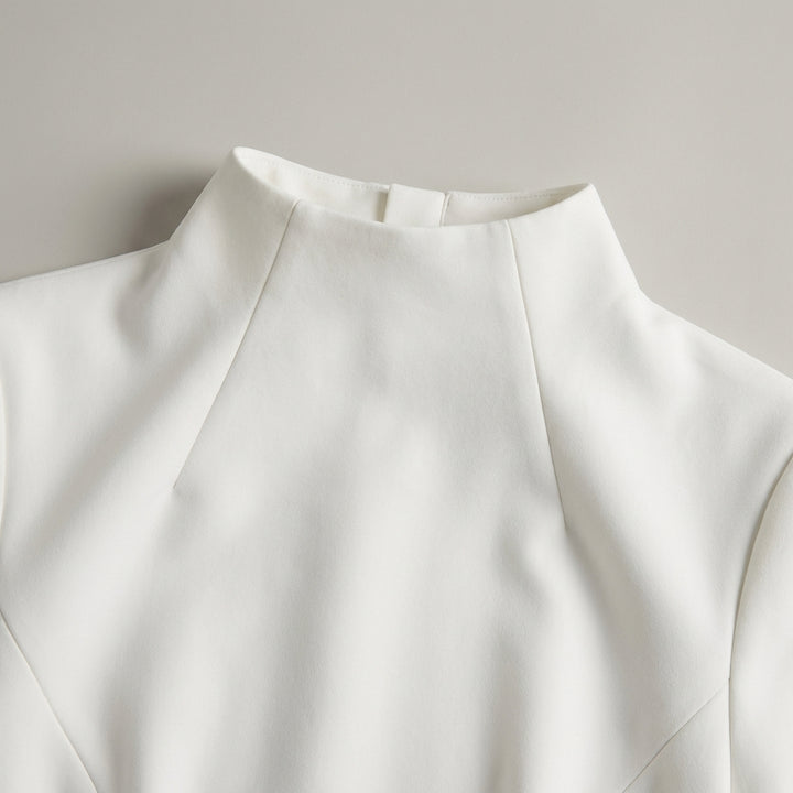 Abito corto con collo alto e maniche lunghe Elara White