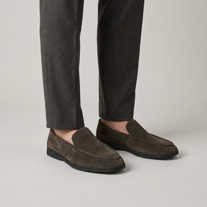 Mocassini da uomo in pelle scamosciata di alta qualità con suola nera