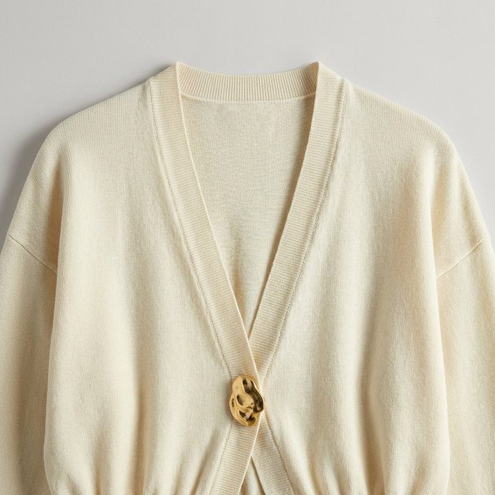 Cardigan semplice ed elegante con bottoni dorati