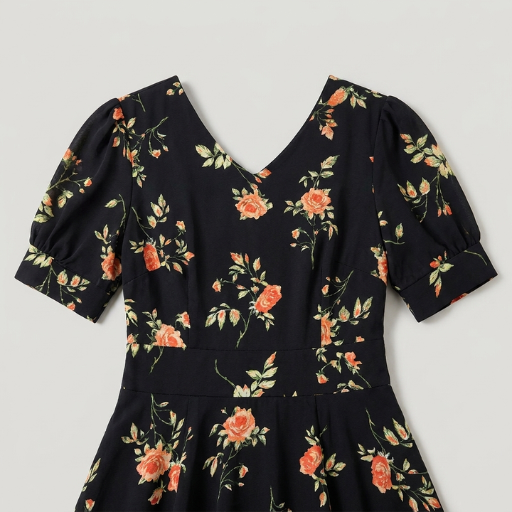 Abito estivo midi floreale con scollo a V e motivi floreali neri