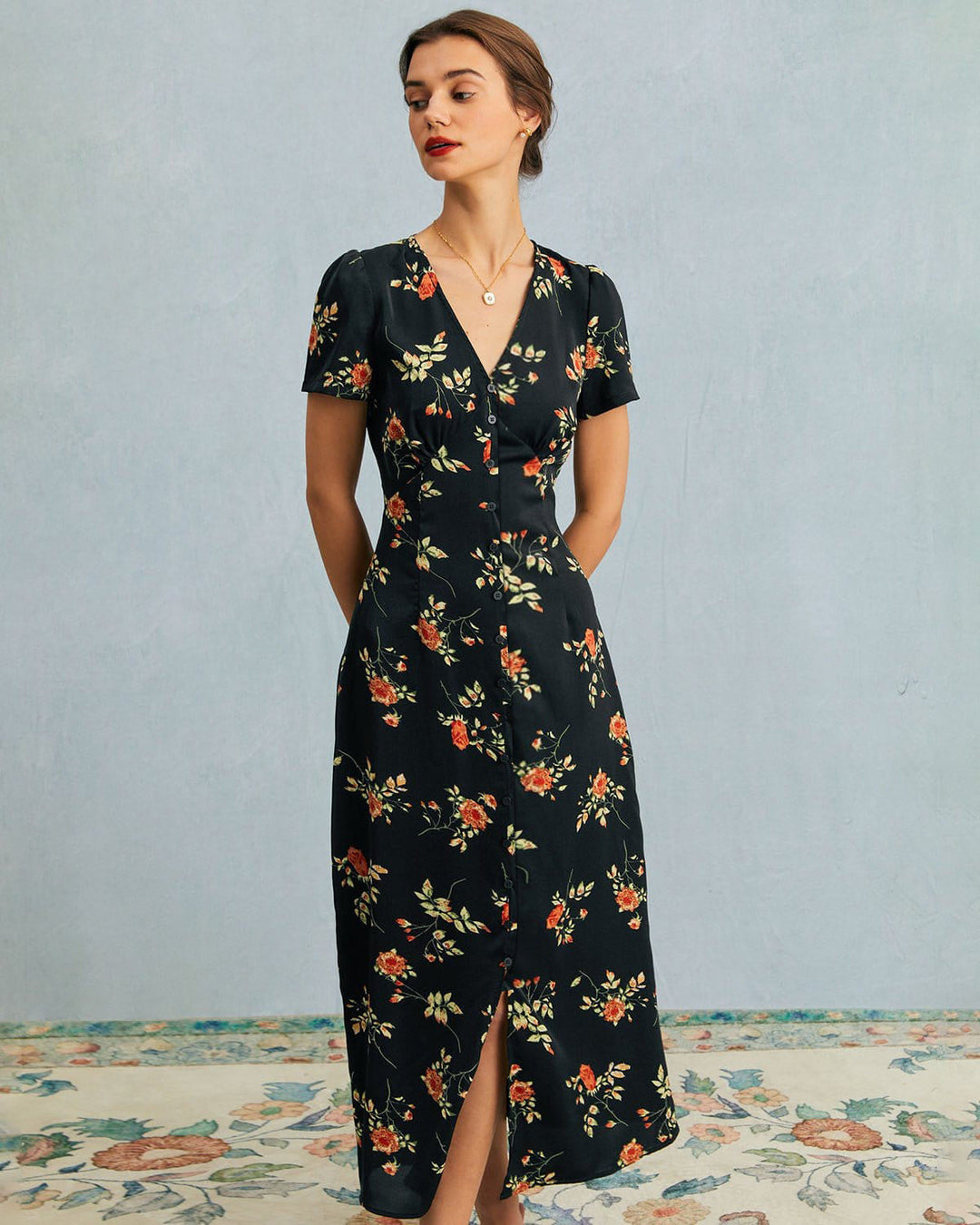 Abito estivo midi floreale nero con scollo a V e maniche corte