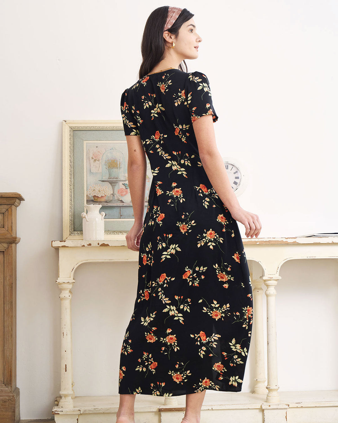 Abito estivo midi floreale nero con scollo a V e maniche corte