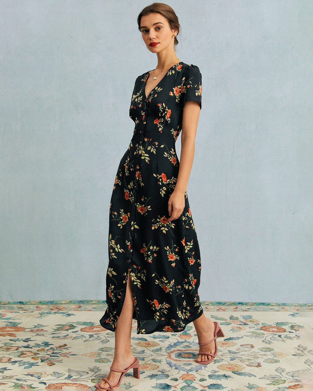 Abito estivo midi floreale nero con scollo a V e maniche corte