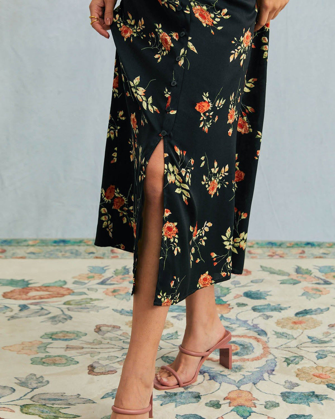 Abito estivo midi floreale nero con scollo a V e maniche corte