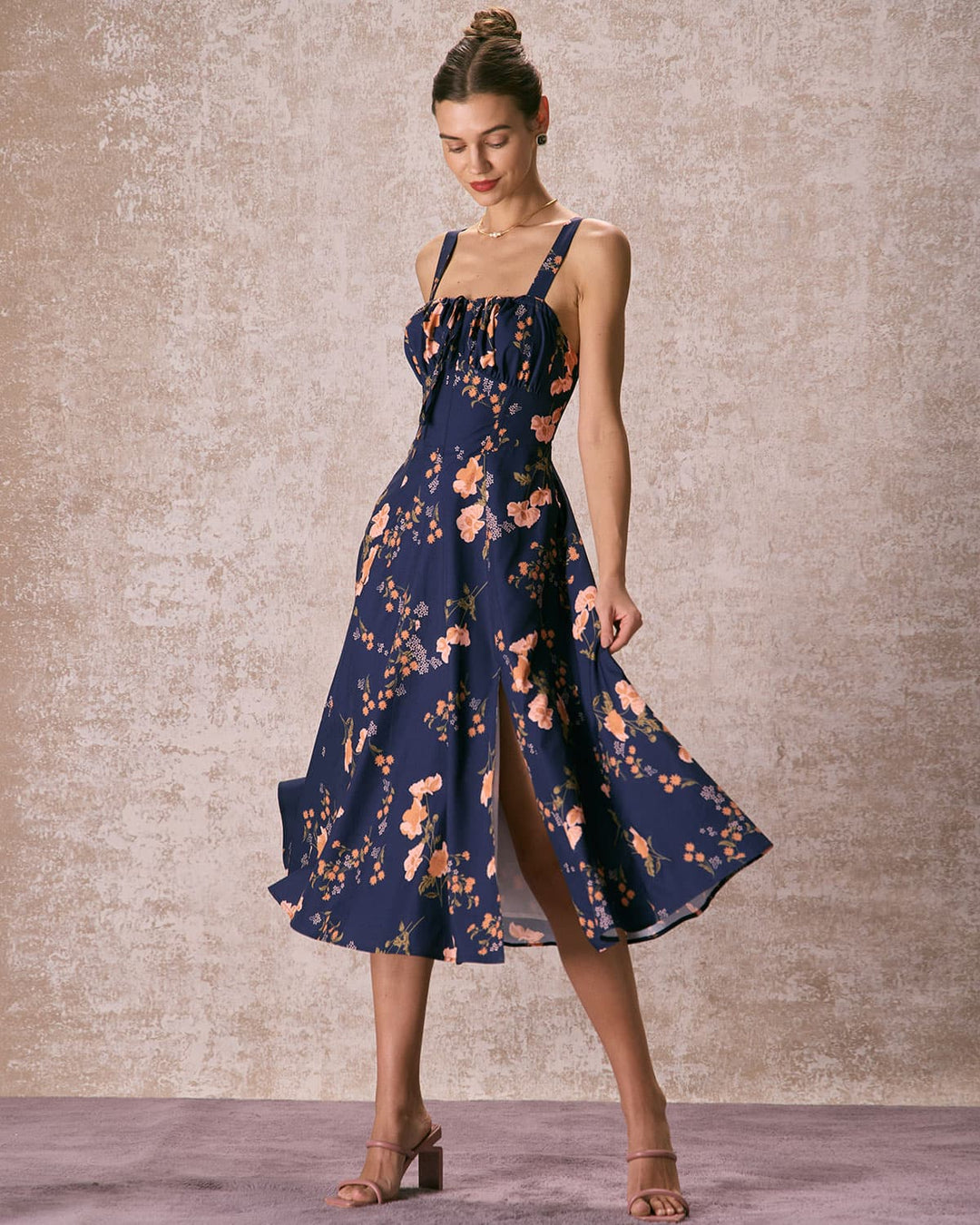 Elegante Abito Midi Floreale Navy Allacciato Arricciato