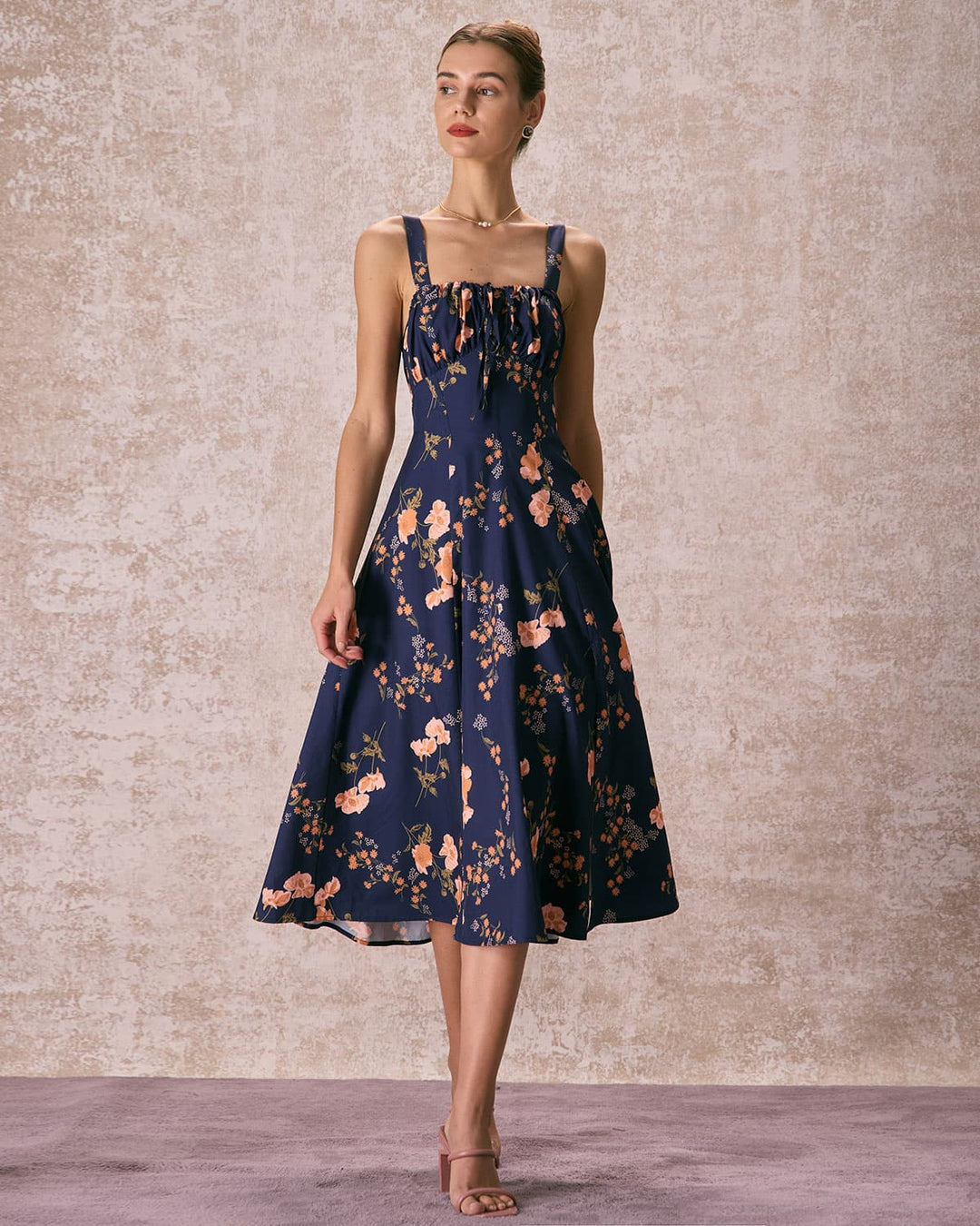 Elegante Abito Midi Floreale Navy Allacciato Arricciato