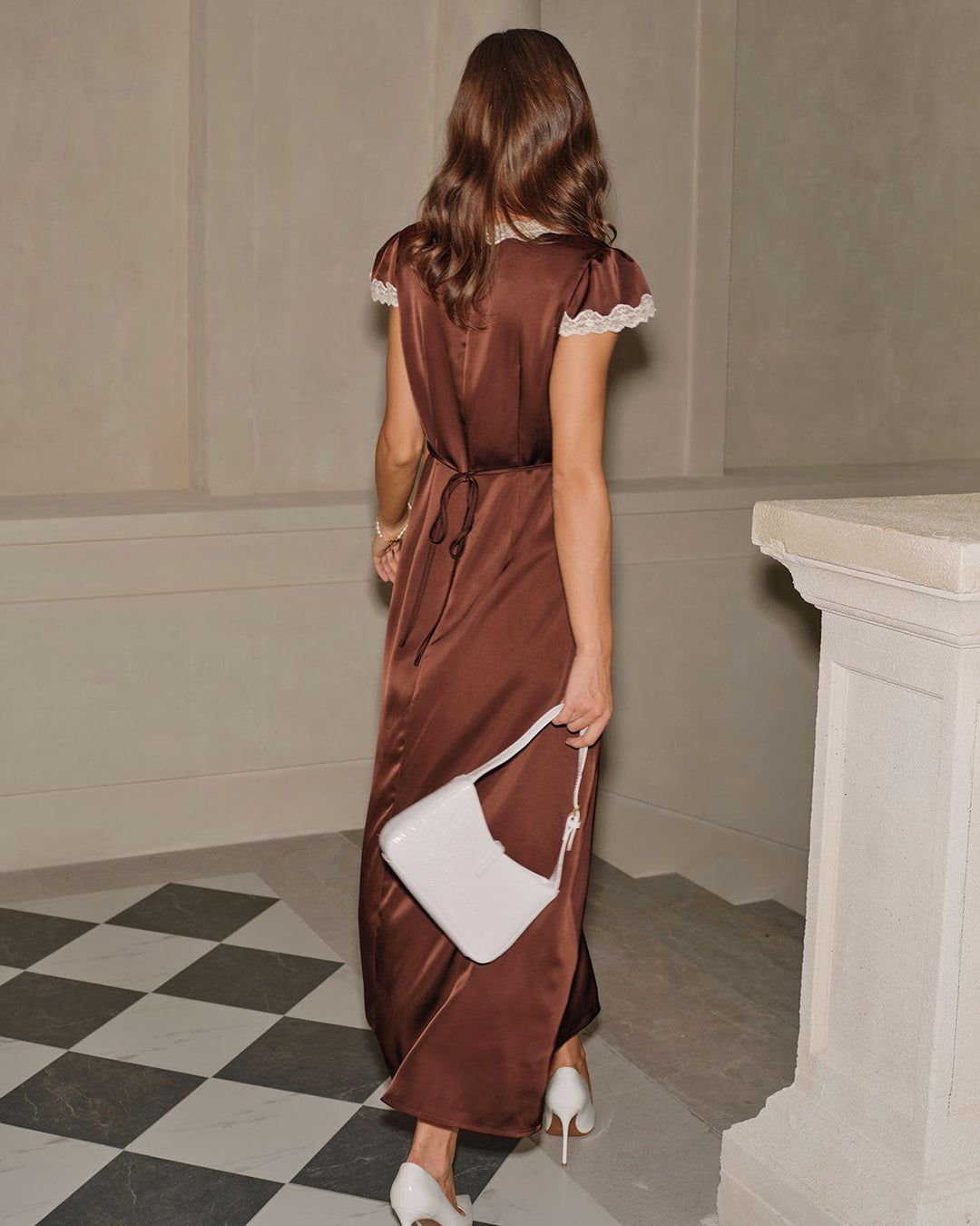 Abito lungo in raso marrone con scollo a V e pizzo